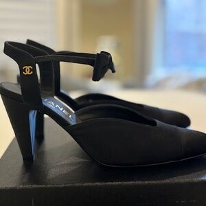 CHANEL Interlocking CC Logo Slingback Pumps With Bow